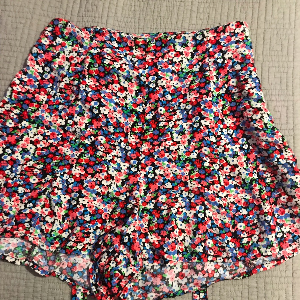 Gently used colorful floral flowy shorts